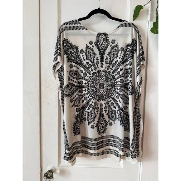 Women’s size 2X extra large, black and white blouse - Picture 6 of 8